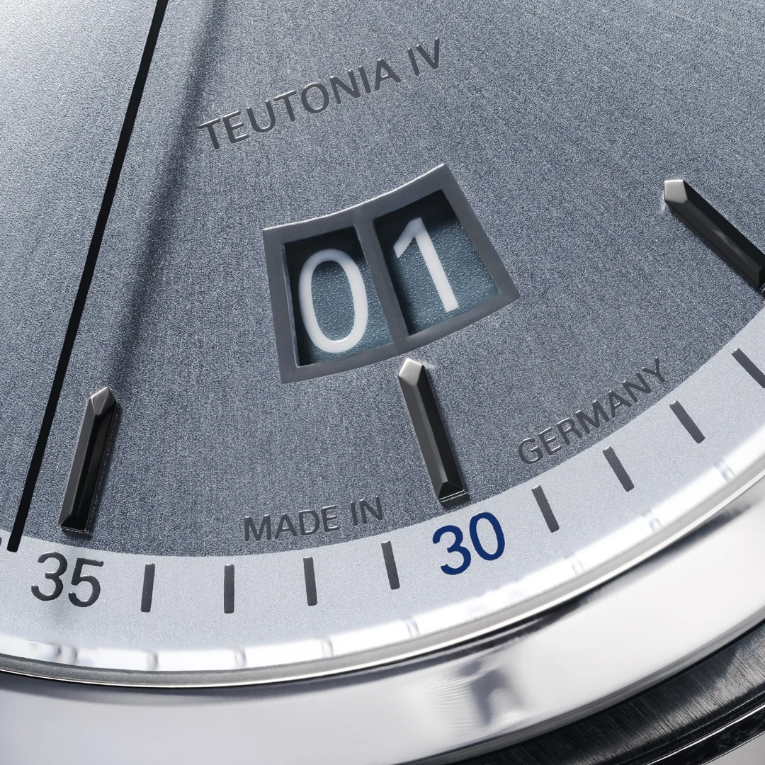 Mühle Glashütte Teutonia IV Großdatum – Maximale Ablesbarkeit Detailaufnahme des Großdatums der Teutonia IV Edition 1994 – perfekt integriertes Modul für klare Datumsanzeige, kombiniert mit elegantem Strahlenschliff des Zifferblatts.