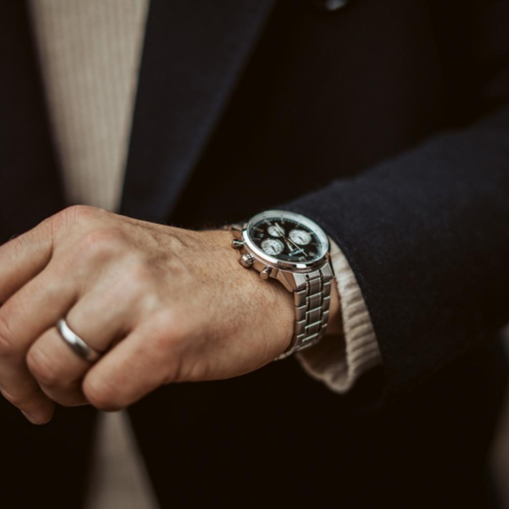 EFR-575D-2AEF am Handgelenk im Business-Outfit