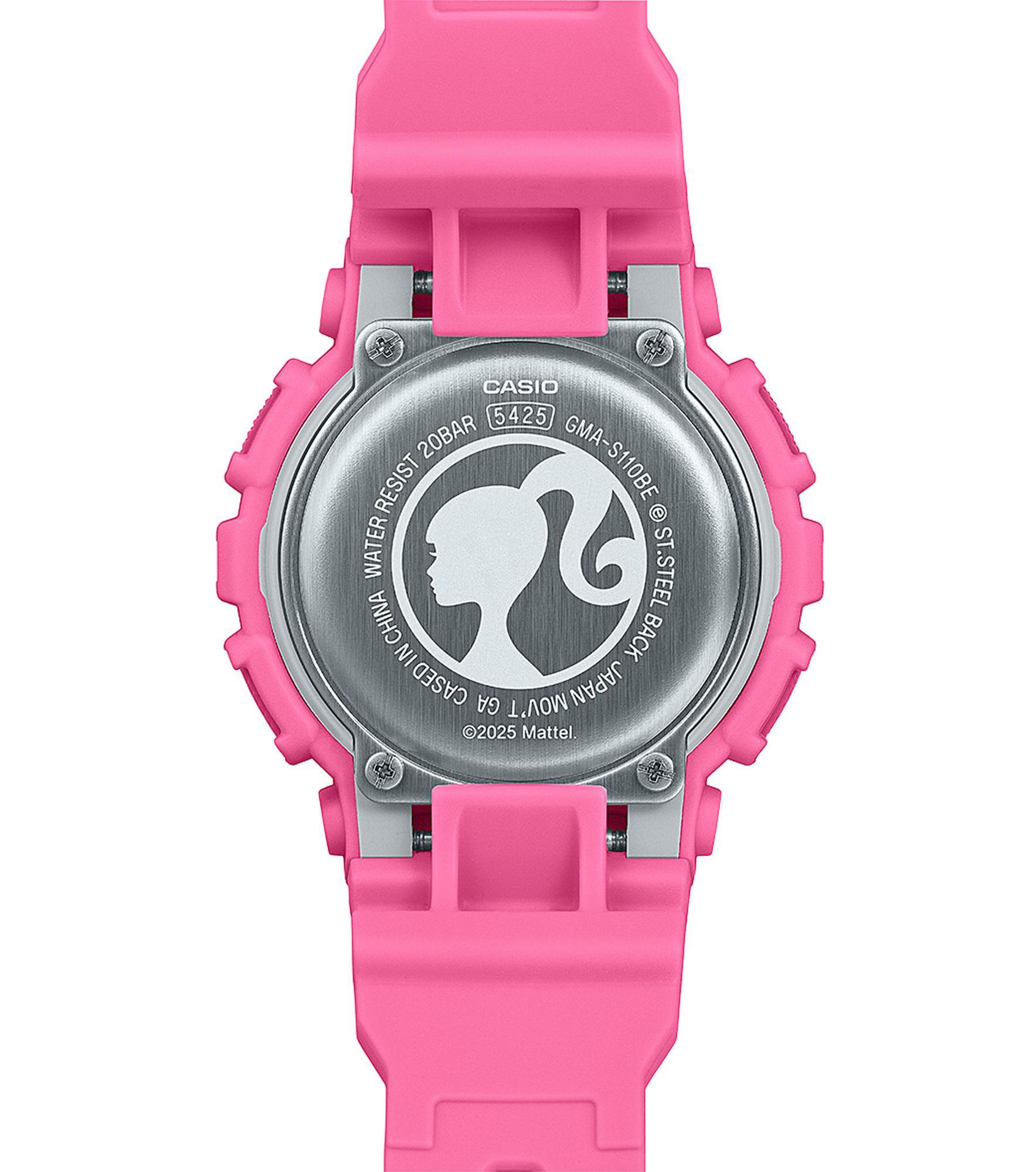 G-SHOCK x Barbie™ GMA-S110BE-4A Rückansicht Gravur Rückseite der G-SHOCK x Barbie™ GMA-S110BE-4A mit biobasiertem Resingehäuse und detailreicher Deckelbodengravur