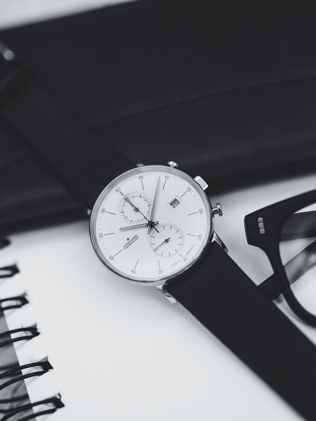 Junghans FORM C Chronograph mit Edelstahlgehäuse und Lederarmband mood