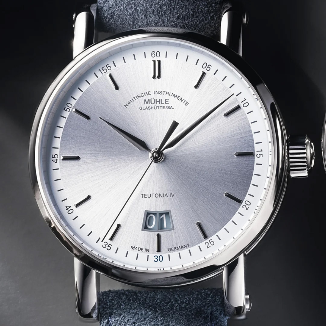 Mühle Glashütte Teutonia IV Großdatum Edition 1994 – Eleganz trifft Präzision Stilvolle Inszenierung der Teutonia IV Großdatum Edition 1994 – die klassische Formgebung, das edle Veloursband und die fein polierte Oberfläche unterstreichen die zeitlose Ästhetik.