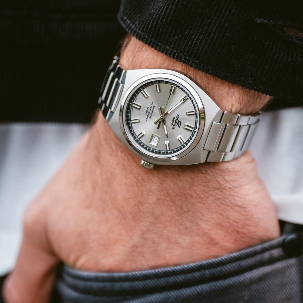 Casio Edifice EFB-109D-7AV am Handgelenk im Business-Look getragen