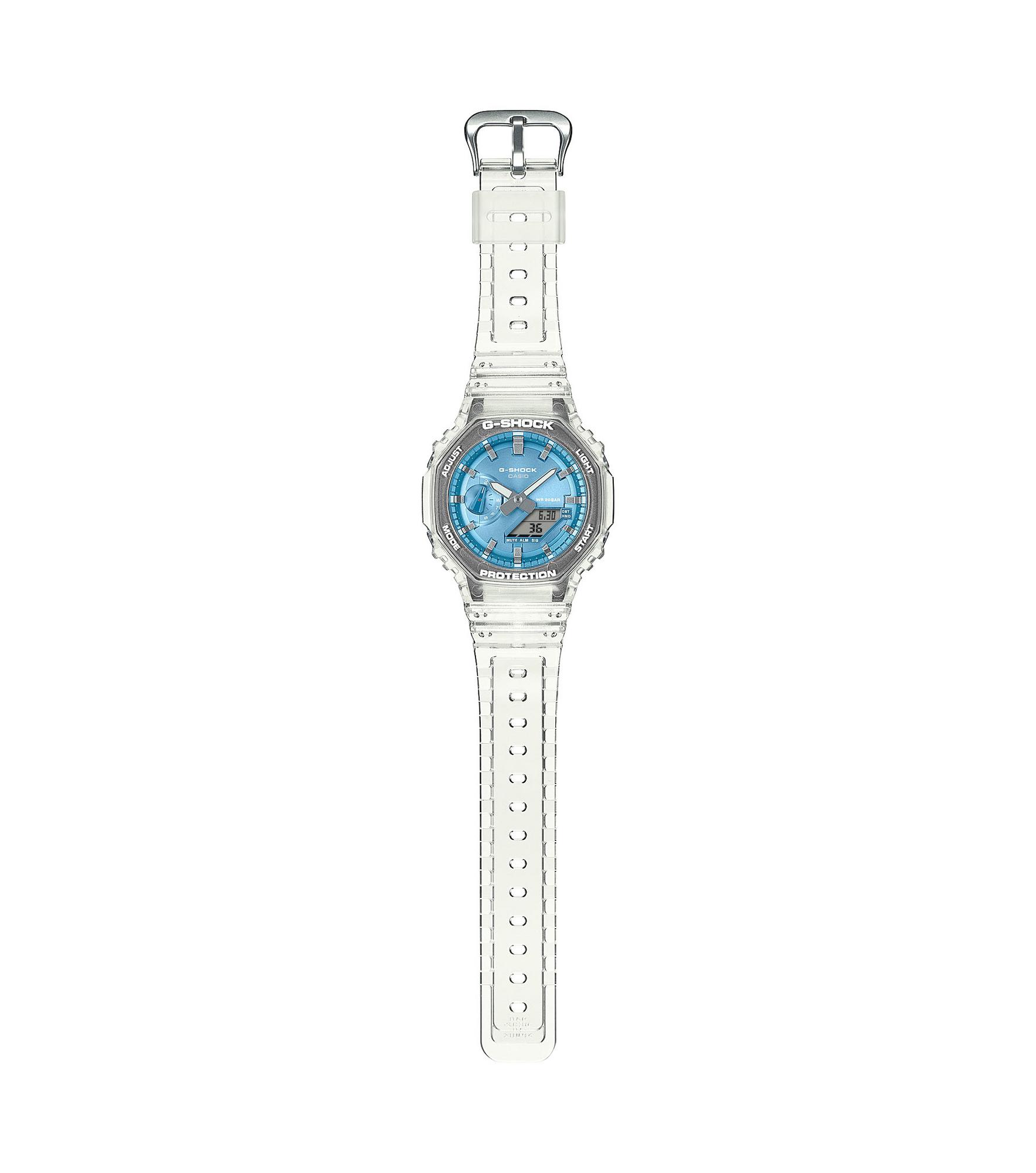 Totale Ansicht Casio G-Shock GA-2100BM-7A2ER – Unisex Street-Look Uhr mit bläulichem, metallisch glänzendem Zifferblatt, achteckiger Lünette, transparenter Carbon/Resin-Lünette und -Band – schimmernde Farbe & kühle Transparenz, erhältlich bei Juwelier Bec