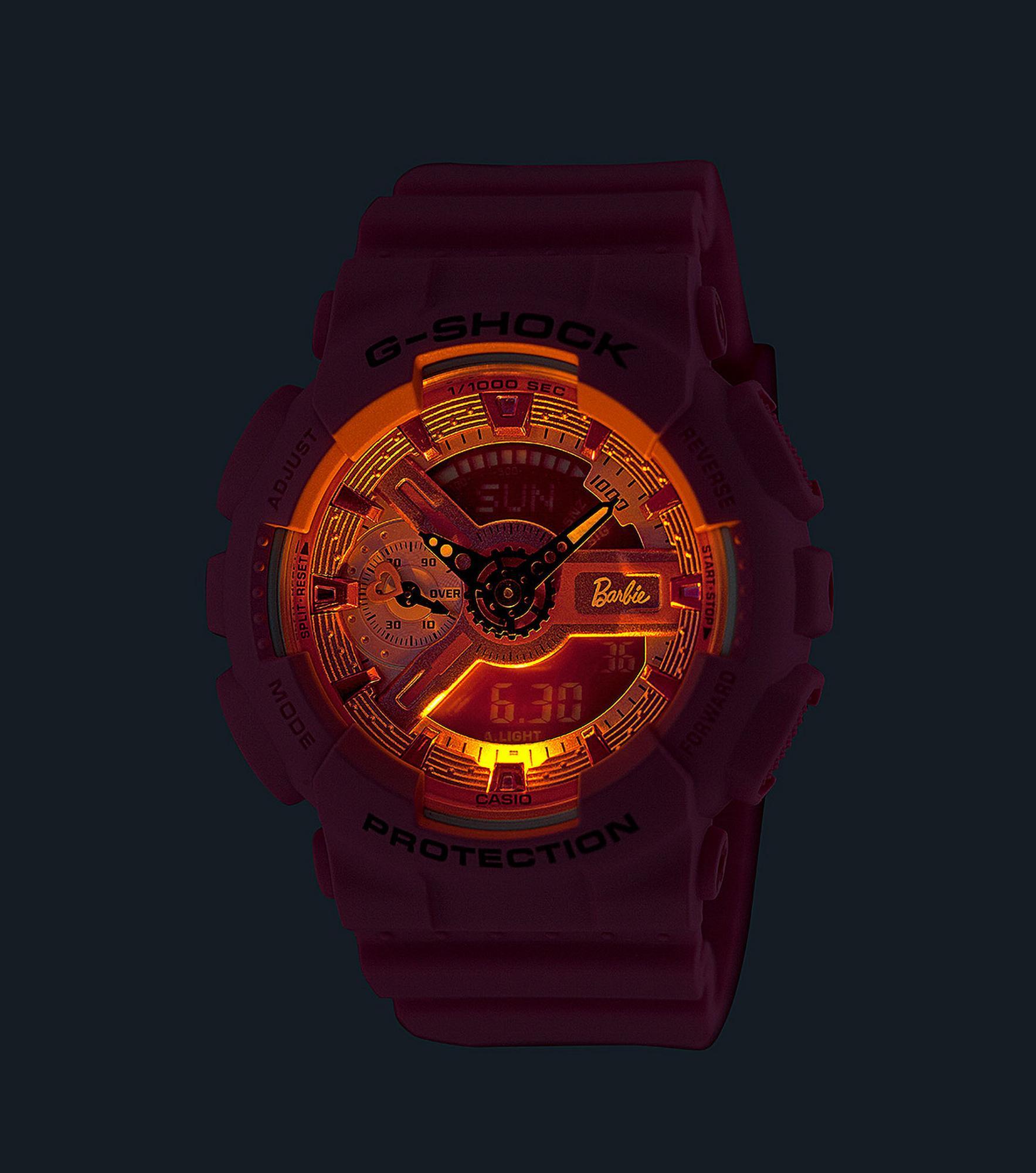 G-SHOCK x Barbie™ GMA-S110BE-4A Super Illuminator G-SHOCK x Barbie™ GMA-S110BE-4A im Dunkeln mit aktivierter gelber LED-Hintergrundbeleuchtung