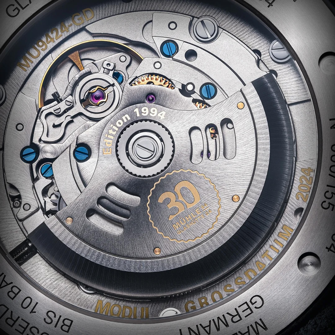 Mühle Glashütte Teutonia IV Großdatum – Mechanische Präzision Detailaufnahme des Automatikwerks MU9424-GD mit Spechthalsregulierung, Jubiläumsrotor und fein graviertem Werkhaltering – höchste Uhrmacherkunst aus Glashütte.